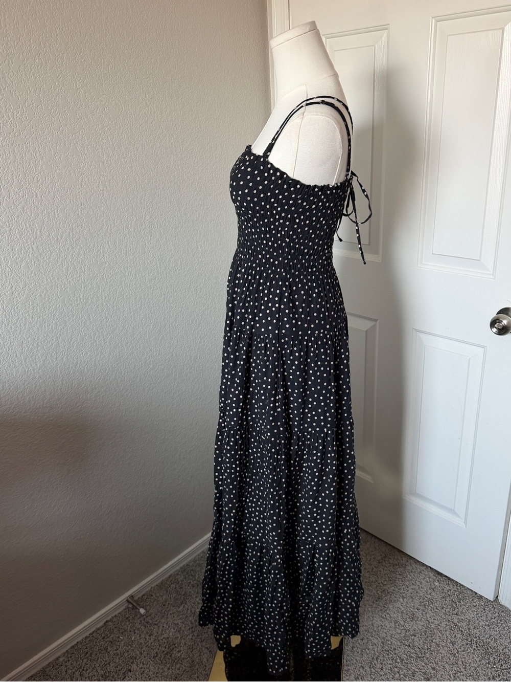 Abercrombie & Fitch smocked bodice maxi dress black-and-white polkadot - Picture 3 of 5